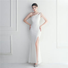 Craft Perlenbesetztes Maxikleid mit einem Schulterträger und diagonalem Kragen und Schlitz, Performance-Abendkleid