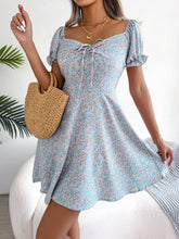 Lässiges, großes Swing-Kleid mit Glockenärmeln und Kordelzug aus Spitze und Blumendruck