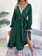 Maxikleid mit V-Ausschnitt, Spitzenbesatz an der Taille und Rüschen