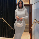 Slim Fit Kleid mit Kapuze und Schlitz hinten in Volltonfarbe