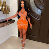 Einfarbiges Kleid mit V-Ausschnitt, Strass und Federn