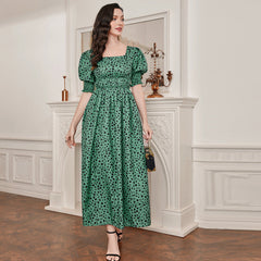 Robe élégante à col carré et manches bouffantes, taille haute