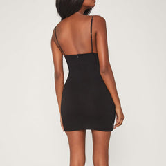 Robe moulante à bretelles et décorations en diamant