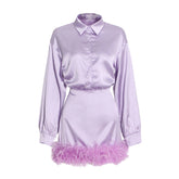 Robe élégante et personnalisée en satin à col montant et manches longues, ourlet à plumes de couleur unie