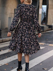 Blumenkleid mit V-Ausschnitt