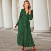 Robe longue plissée à col en V