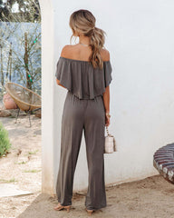Eleganter Jumpsuit mit schulterfreiem Schnitt und freier Schulterpartie