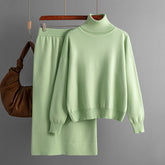 Ensemble deux pièces en tricot avec pull à col roulé et jupe fourreau de couleur unie