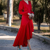 Robe élégante à manches longues et col en V avec volants