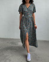 Kleid mit Blumenmuster und mittellangen Ärmeln und Schlitz an der Taille