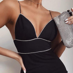 Robe moulante à bretelles et décorations en diamant