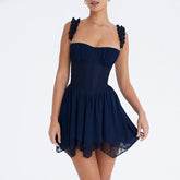 Robe courte sans manches à bretelles asymétriques irrégulières et à coutures en dentelle