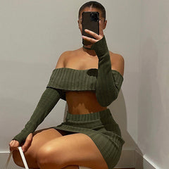 Ensemble deux pièces haut tube, épaules dénudées, manches longues, jupe tricotée à rayures enfoncées