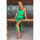 Robe à bretelles obliques en satin