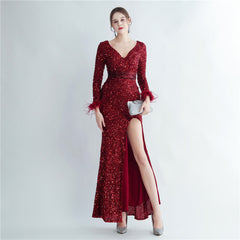 Robe de soirée en queue de poisson à manches longues et fente latérale en plumes d'autruche