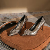 Escarpins à talons aiguilles pointus à carreaux avec boucle en métal pour femmes
