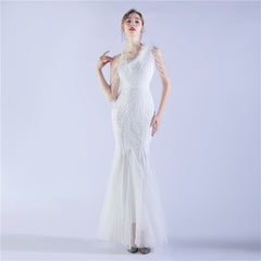 Robe de soirée haut de gamme à paillettes et perles artisanales, plumes d'autruche