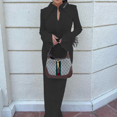 Robe mi-longue à rayures et plumes, col polo, manches longues