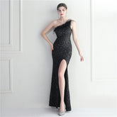 Dekorativer schulterfreier Kragen mit Straußenfedern und Pailletten für die Dinnerparty, das Nachtclubkleid, langes Abendkleid