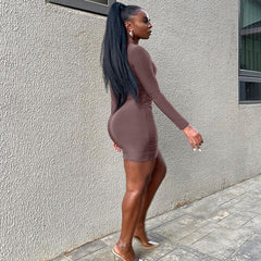 Robe moulante à manches longues et col rond ajouré