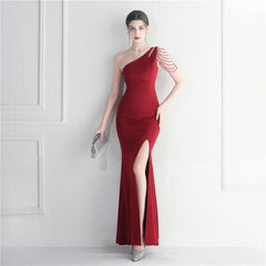 Craft Perlenbesetztes Maxikleid mit einem Schulterträger und diagonalem Kragen und Schlitz, Performance-Abendkleid