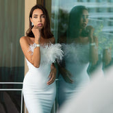 Robe fourreau moulante à plumes et haut tube