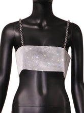 Tragen Sie ein schmales, rückenfreies Fischnetz-Camisole mit Strass