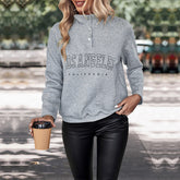 Portez un pull à manches longues avec un motif de lettres