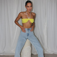 Haut fin jaune élégant à bretelles et col licou, haut tube taille haute, gilet court et slim