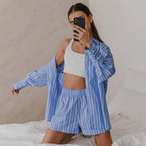 Costume deux pièces à rayures bleues, col, manches longues et pantalon