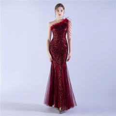 Robe de soirée haut de gamme à paillettes et perles artisanales, plumes d'autruche