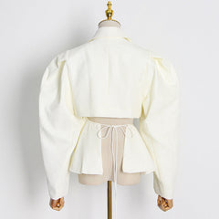 Koreanischer Mantel mit maßgeschneidertem Kragen, langen Ärmeln, seitlicher Taille hinten, ausgehöhlter Ausschnitt, Schnürung und einem Knopf, einfarbig