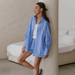 Blau gestreifter Hosenanzug mit Kragen und langen Ärmeln, zweiteiliger Anzug