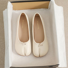 Flache Trotter-Pumps zum Hineinschlüpfen mit geteilter Zehenpartie für Damen