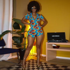 Kurzarm-Strampler mit bedrucktem Kragen in Übergröße