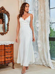Robe longue à bretelles spaghetti sans manches et col en V. Petite robe