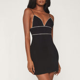 Robe moulante à bretelles et décorations en diamant