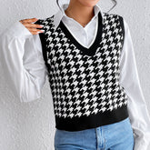 Schlichter, kontrastfarbener, gestrickter Pullover mit Hahnentrittmuster