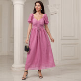Robe en dentelle ajourée à découpes et col en V
