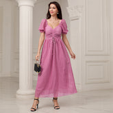 Robe en dentelle ajourée à découpes et col en V