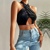 Einfarbige, schwarze Neckholder-Weste aus gestricktem Samt mit Ketten