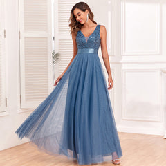 Robe de soirée longue et élégante en tulle brodé, taille extensible, sans manches, col en V double, avec broderies