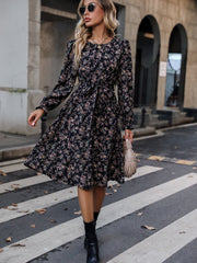 Blumenkleid mit V-Ausschnitt