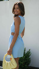 Robe sans manches de couleur unie, coupe ajustée, tenue courte et amincissante