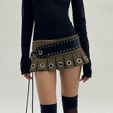 Mini-jupe plissée en cuir à lacets et grande ceinture style street punk
