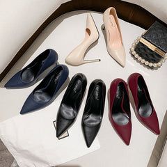 Stilvolle, charmante Damenschuhe mit spitzen, hohen, weichen Absätzen