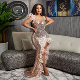 Robe dos nu à sequins et à fente haute avec plumes et col en V pour soirée et boîte de nuit