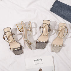 Damenrock mit hohem Riemen und mittlerem Absatz