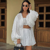 Ensemble trois pièces chemise blanche à manches longues, tenue ample, haut tube, short taille haute