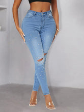Pantalon skinny en denim artisanal à rivets nacrés et style hipster urbain